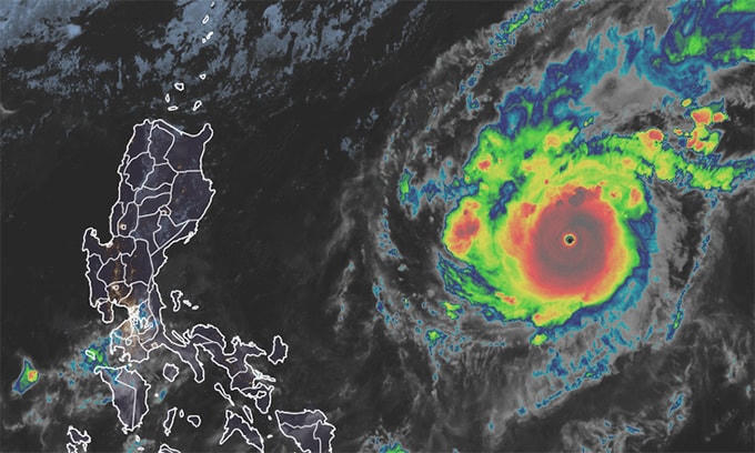 Ảnh vệ tinh bão Goni, đêm 30/10. Ảnh: NOAA.  