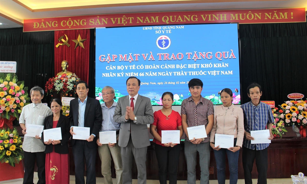 Lãnh đạo Sở Y tế Quảng Nam tặng quà cho cán bộ ngành Y tế có hoàn cảnh khó khăn.