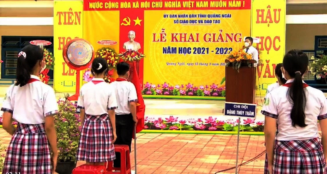 Tại một điểm cầu truyền hình trực tuyến khai giảng năm học mới ở Quảng Ngãi.