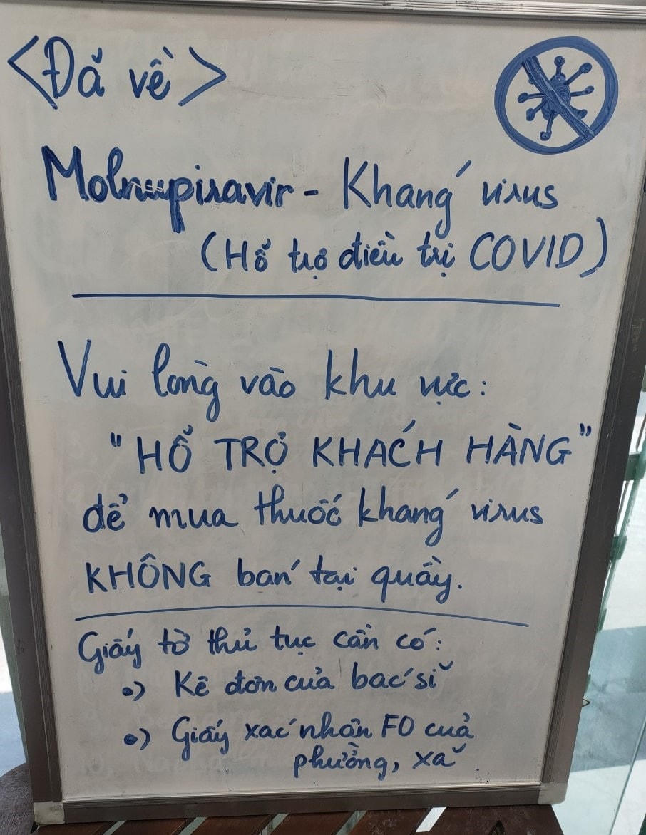 Đại diện nhà thuốc Long Hiền cho biết: Để mua được thuốc hỗ trợ điều trị Covid-19, người dân phải có đơn của bác sĩ. Có khoảng 10% khách đến nhà thuốc là đủ điều kiện mua, còn lại 90% không đủ điều kiện.