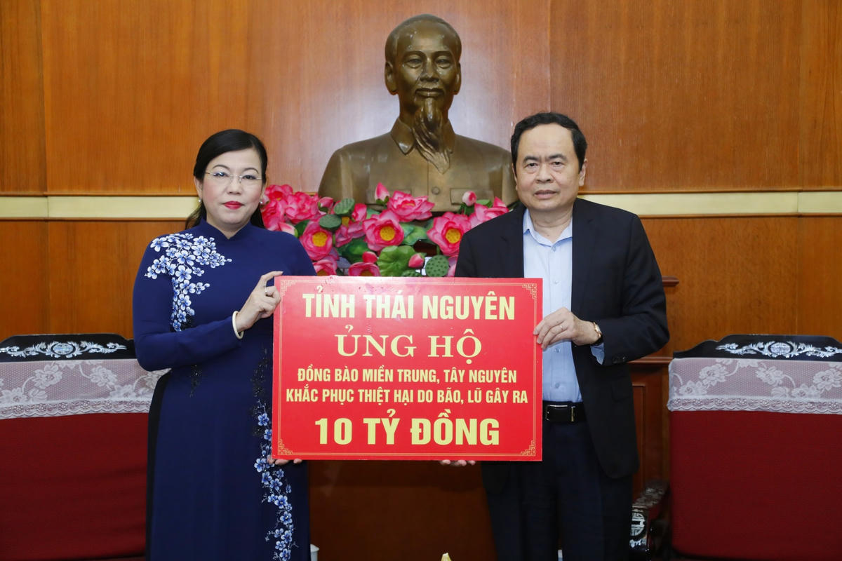 Chủ tịch Trần Thanh Mẫn tiếp nhận 10 tỷ đồng từ tỉnh Thái Nguyên ủng hộ đồng bào các tỉnh miền Trung, Tây Nguyên khắc phục thiệt hại do bão lũ gây ra.