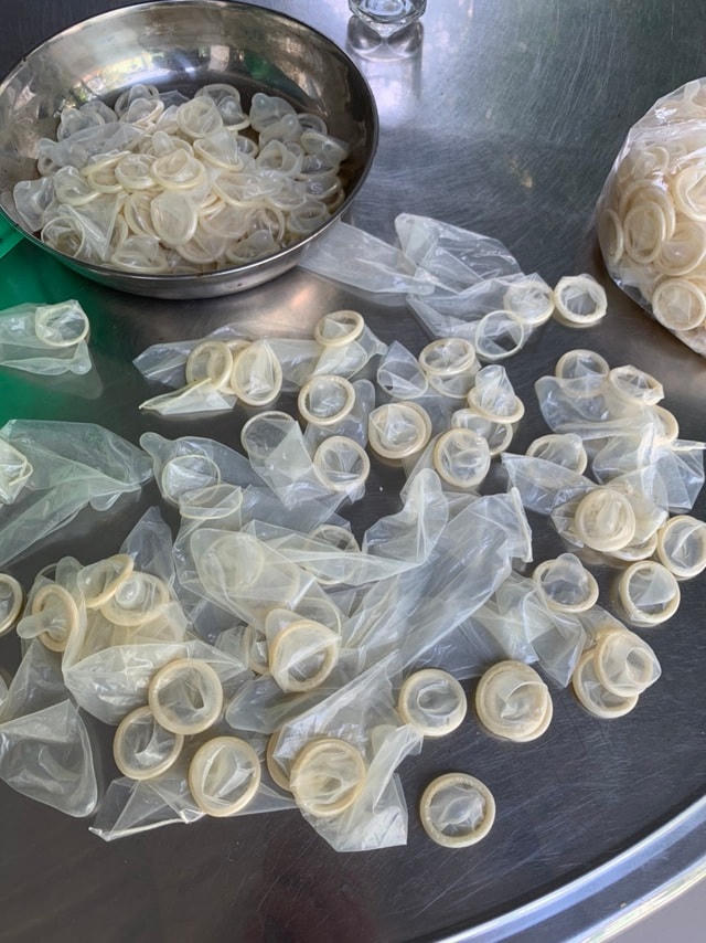 Số nguyên liệu là bao cao su được nhận về gia công, tái chế.
