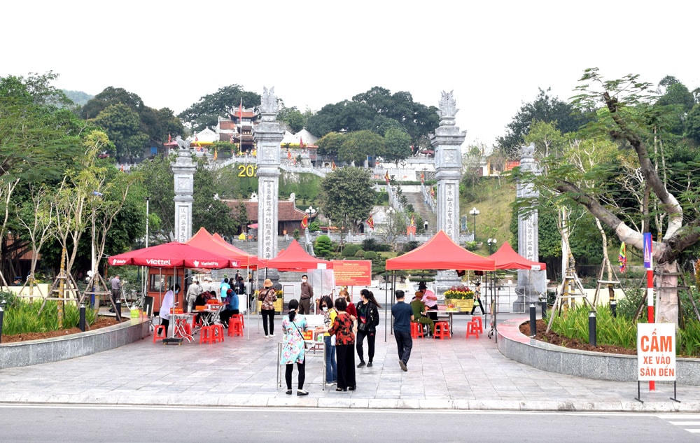 Người dân vào đền phải qua các thủ tục phòng dịch nghiêm ngặt. Ảnh: Báo Quảng Ninh.