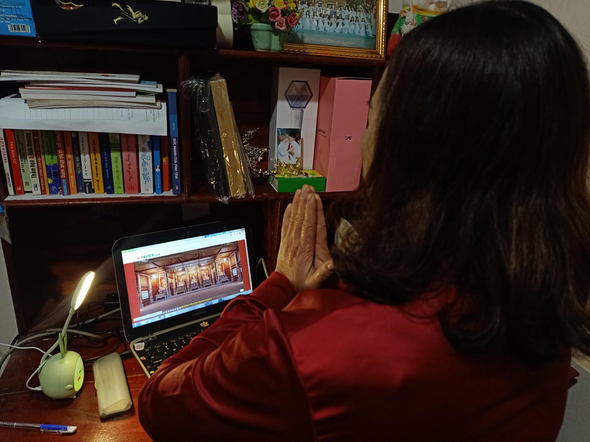 Bà Phạm Thị Kỳ thường đi lễ chùa online vào buổi tối mồng Một hoặc ngày Rằm. Ảnh: NVCC. 