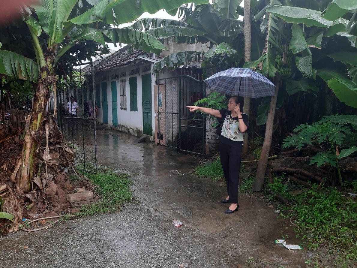 Bà Lũy đang giải thích về ranh giới hai thửa đất tranh chấp quyền sử dụng.