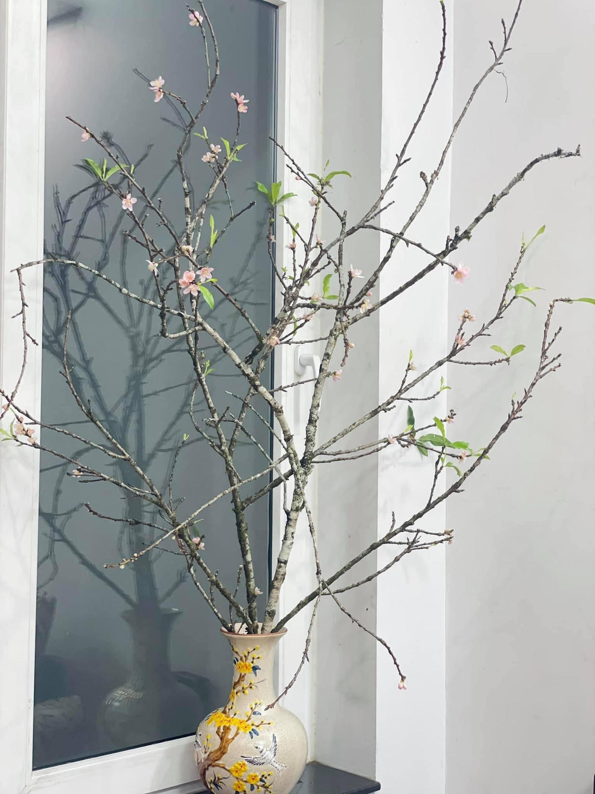 Những bà mẹ nội trợ "trổ tài" cắm đào rừng trang trí nhà cửa. Ảnh: NVCC