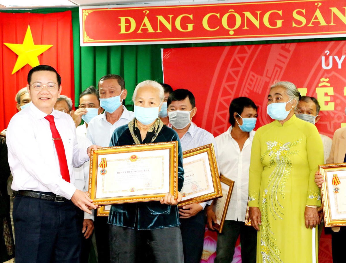 Trao tặng Huân chương cho các gia đình đóng góp lớn cho Tổ quốc.