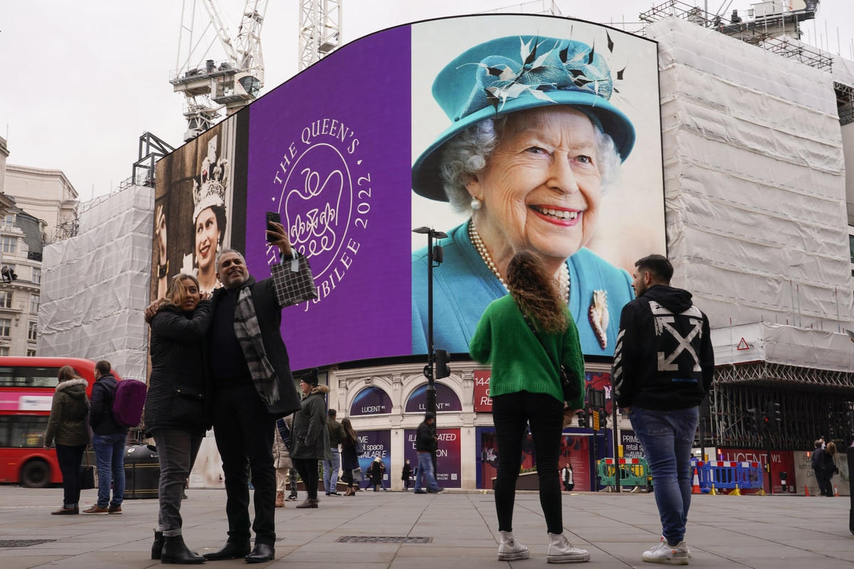 Màn hình lớn ở ga tàu Piccadilly Circus đánh dấu kỷ niệm 70 năm ngày Nữ hoàng Anh Elizabeth lên ngôi. Ảnh: Alberto Pezzali / AP.