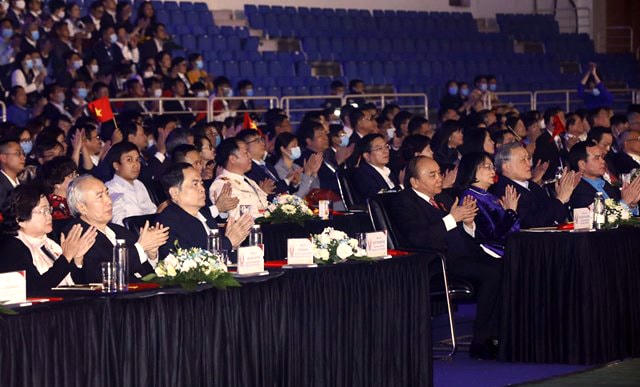 Thủ tướng Nguyễn Xuân Phúc, Chủ tịch UBTƯ MTTQ Việt Nam Trần Thanh Mẫn cùng các vị lãnh đạo, nguyên lãnh đạo Đảng, Nhà nước dự chương trình nghệ thuật. Ảnh: Quang Vinh. 