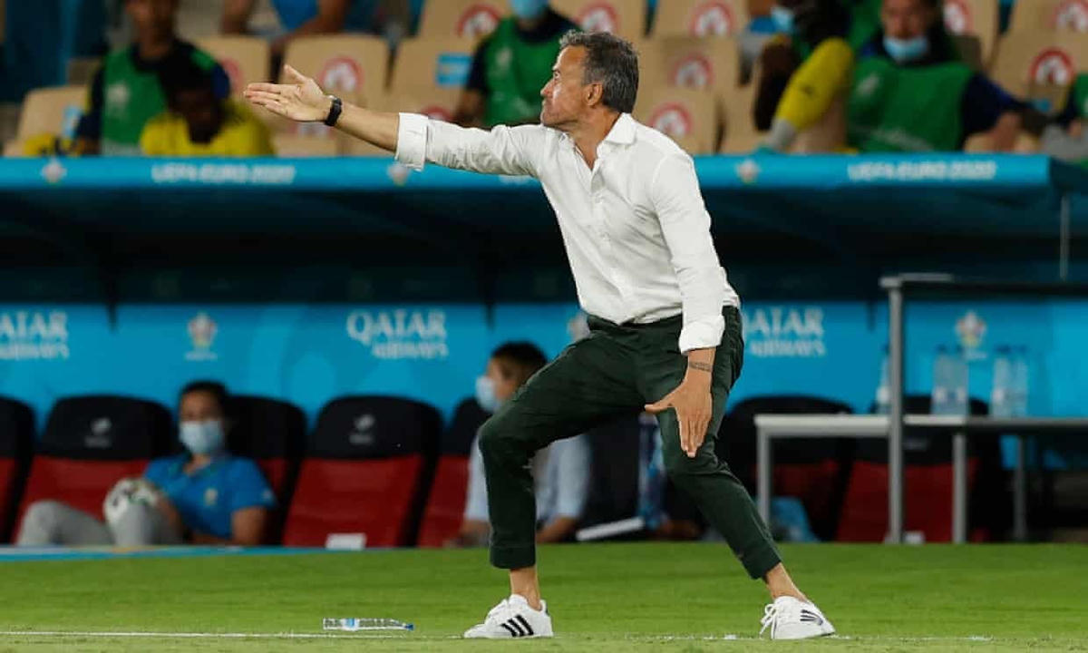 HLV Luis Enrique đứng ngồi không yên khi các học trò không thể ghi bàn.