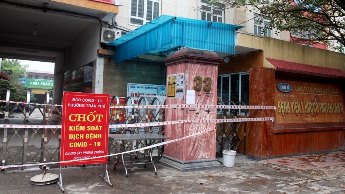 BCĐ Phòng, chống dịch phường Trần Phú lập chốt phong tỏa tạm thời đối với Bệnh viện Y học cổ truyền LanQ.