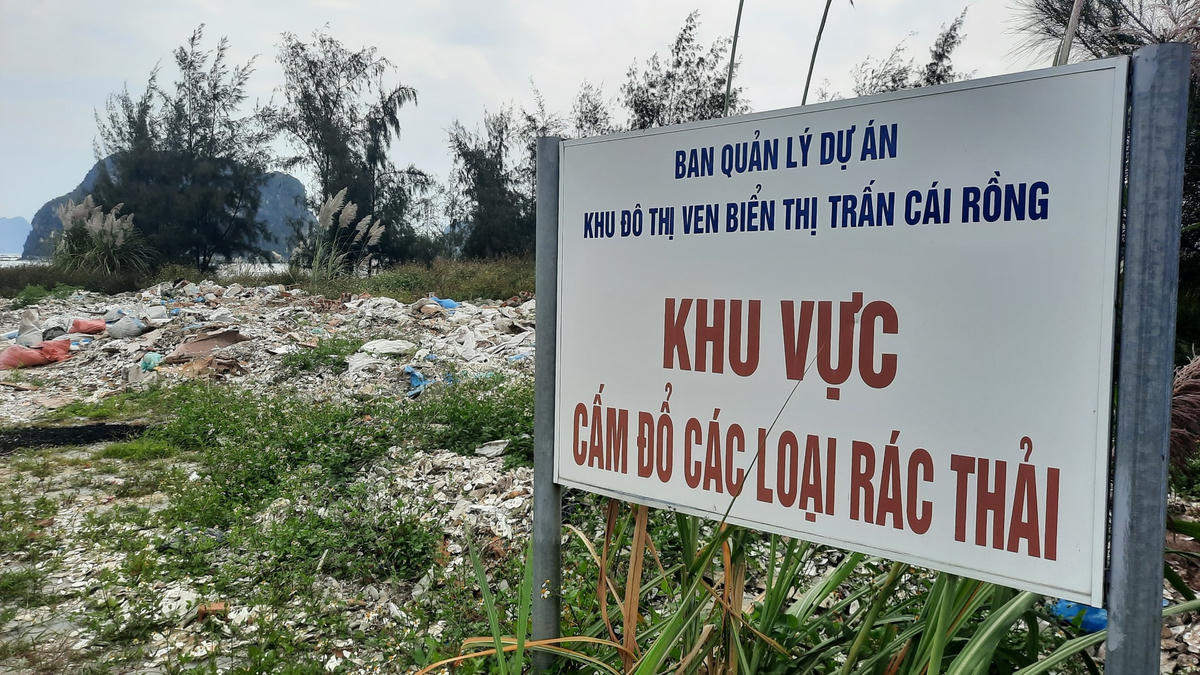 Mặc dù có biển cấm của Ban quản lý dự án khu đô thị, nhưng các đối tượng vẫn lén lút đổ trộm vỏ hàu.