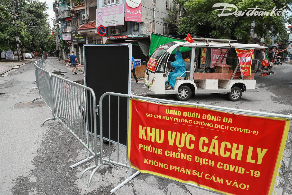Các suất ăn được xếp lên xe cung ứng thực phẩm để đưa vào khu vực bên trong. Ảnh: Quang Vinh. 