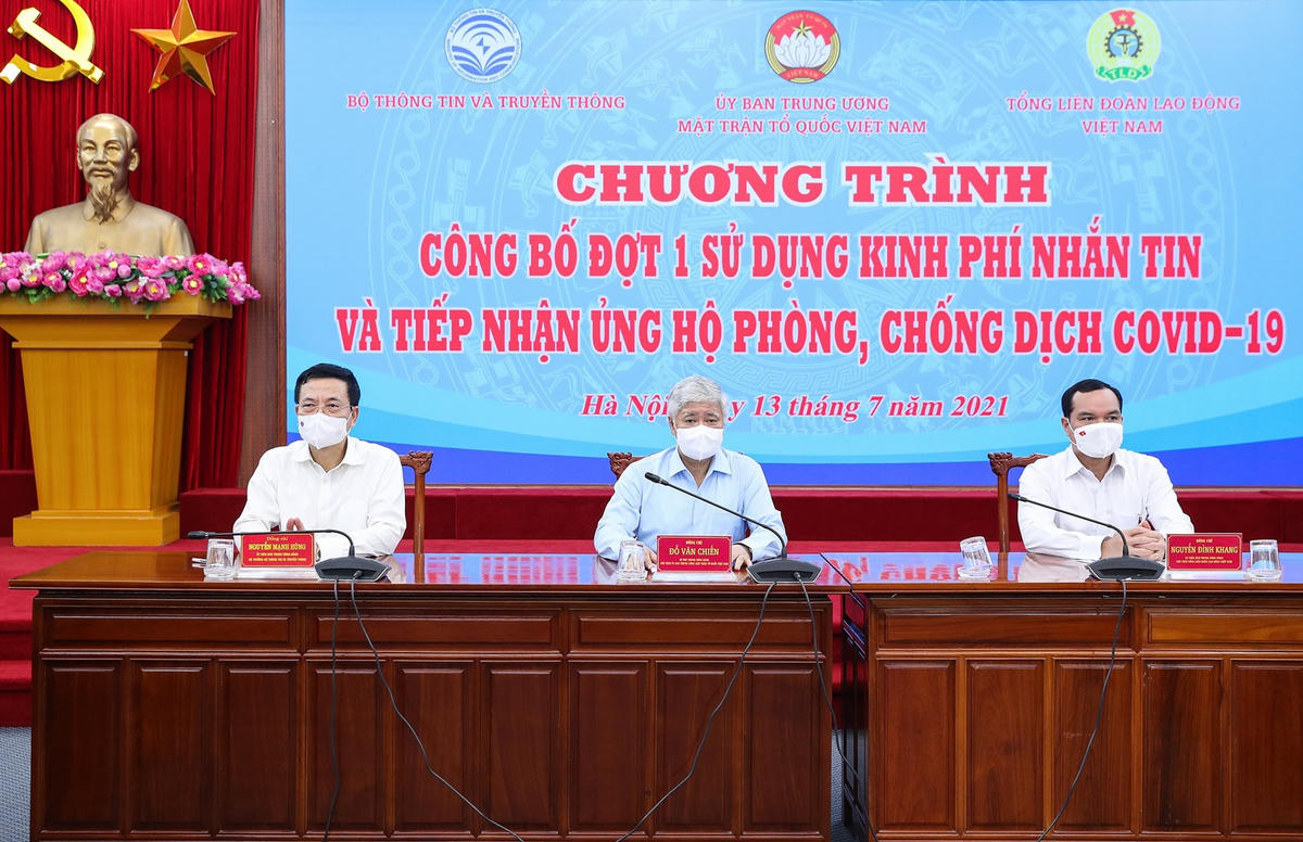 Chủ tịch Đỗ Văn Chiến chủ trì Lễ tiếp nhận.