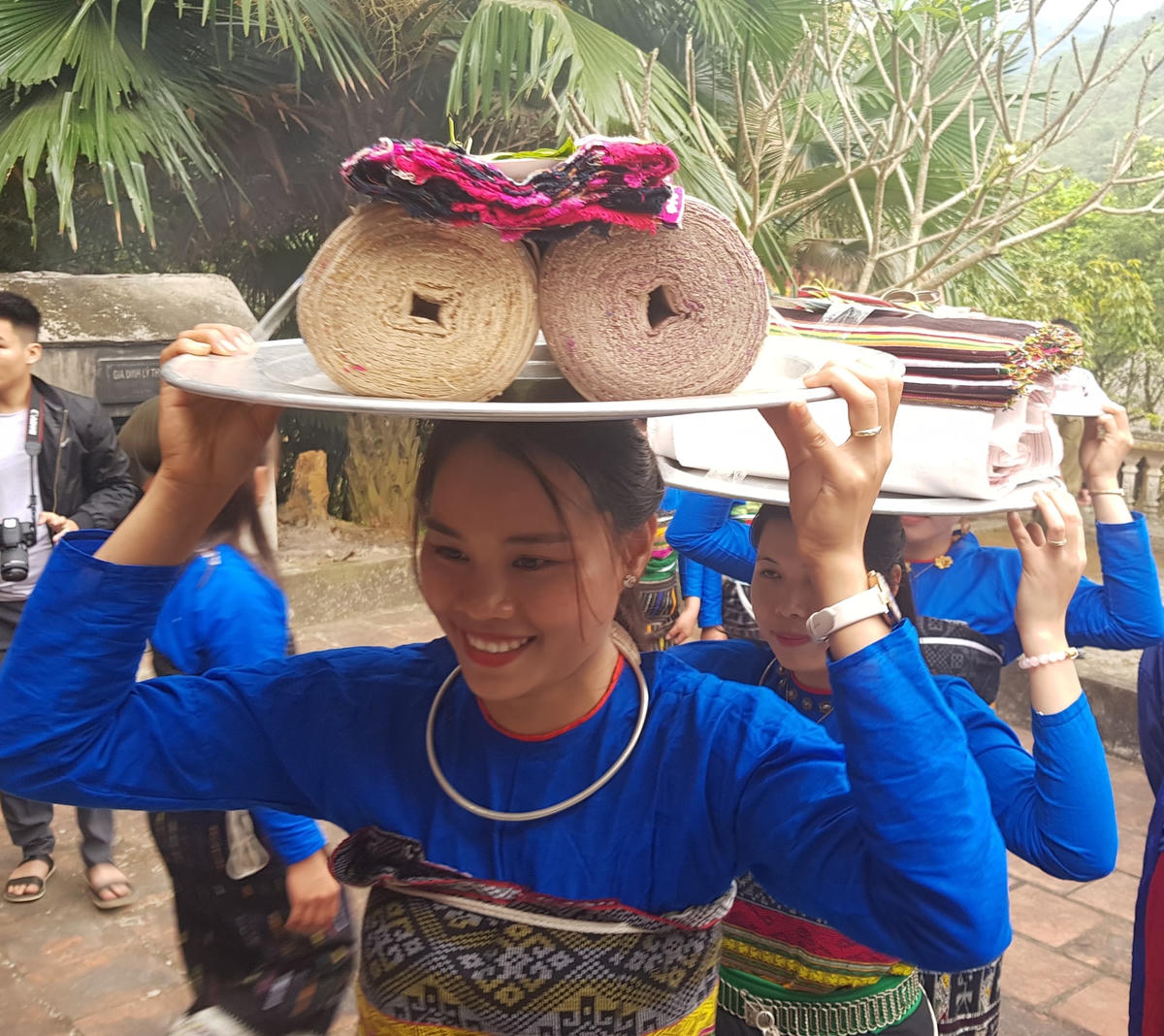 Sản vật của núi rừng được chuẩn bị kỹ lưỡng trước khi đưa vào đền.