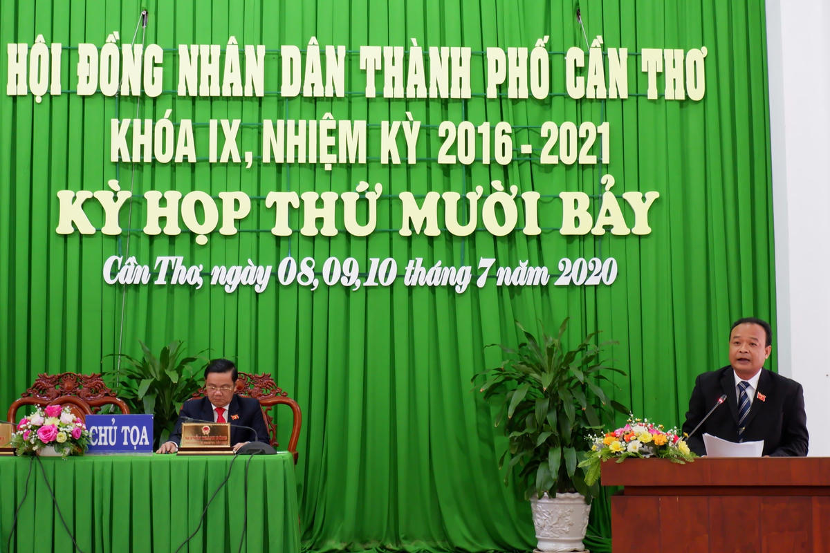 Ông Nguyễn Ngọc Tâm, Chủ tịch Ủy ban MTTQ Việt Nam TP Cần Thơ báo cáo tại kỳ họp.