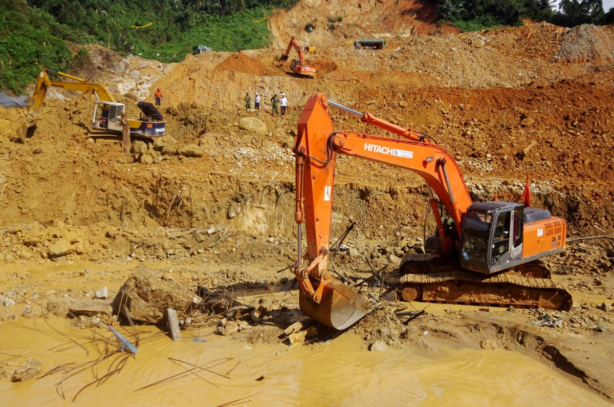 3 hướng tìm kiếm gồm hướng bờ sông lên; hướng theo bờ sông xuống; hướng từ hiện trường sạt lở xuống bờ sông, trong đó tập trung đào, tìm kiếm khu vực dưới lòng sông. Ảnh: Dân trí.