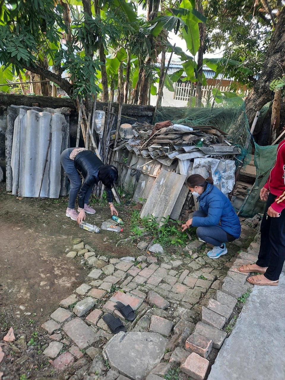 Ngoài ra, Hội cử người giúp các cụ dọn dẹp, vệ sinh nhà cửa.