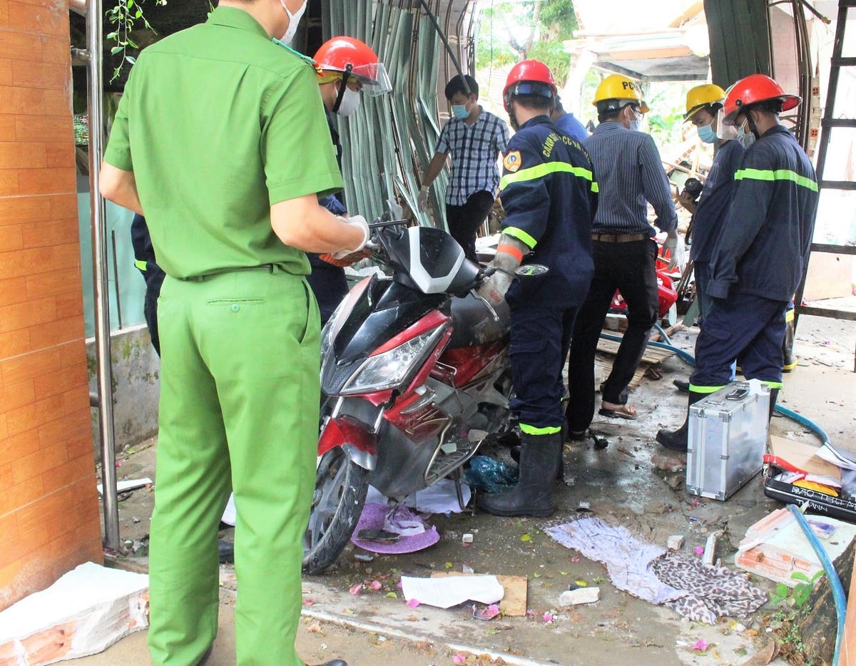 Chiếc xe máy của nạn nhân bị hư hỏng.