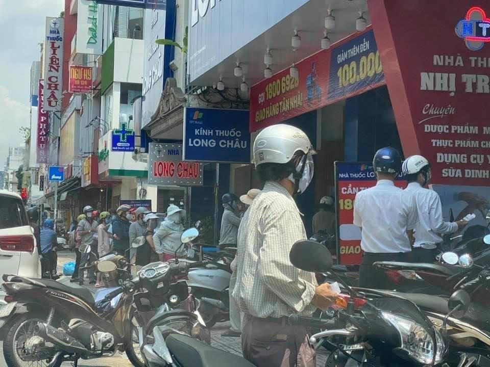 Tại các của hàng thuốc Tây, tình trang xếp hàng dài chờ mua thuốc cũng xảy ra.