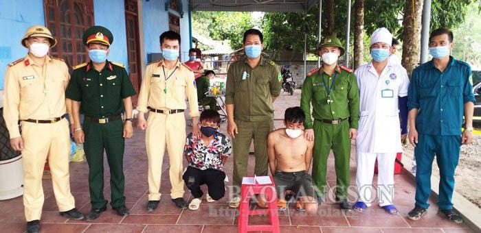 Các đối tương bị Tổ công tác phòng dịch Covid-19 huyện Hữu Lũng bắt giữ về hành vi tàng trữ trái phép chất ma túy. Ảnh: Báo Lạng Sơn.