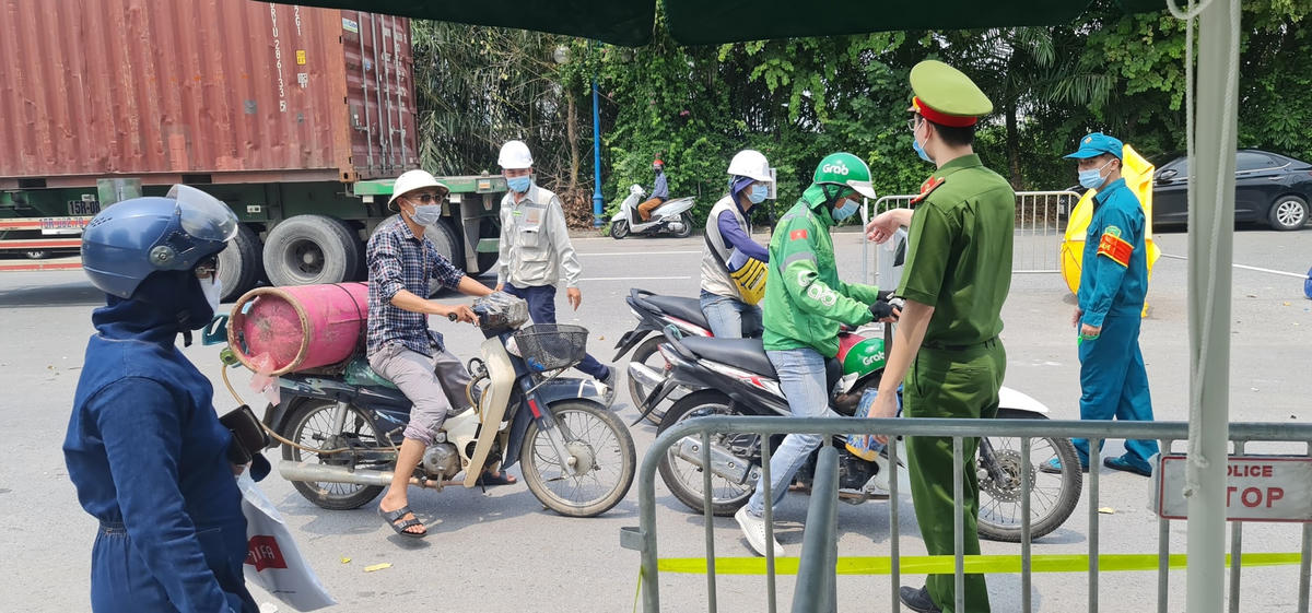 Trước đó, Công an TP Hà Nội đã có Công văn hoả tốc số 5136/CAHN-PV01 về việc triển khai chốt kiểm soát tại các cửa ngõ lớn, đường ngang, ngõ tắt, đường nhánh, bến thuỷ nội địa ra vào thành phố và các bến tàu, bến xe liên tỉnh.