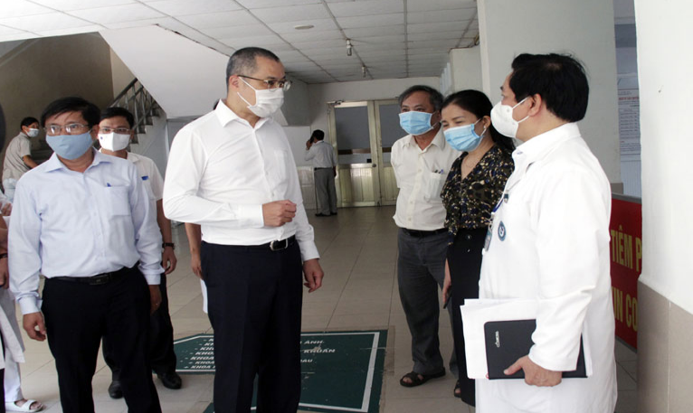 ông Phạm Đại Dương, Bí thư Tỉnh ủy Phú Yên, kiểm tra công tác phòng chống COVID-19 tại Bệnh viện Đa khoa tỉnh Phú Yên ngày 29/4/2021. 
