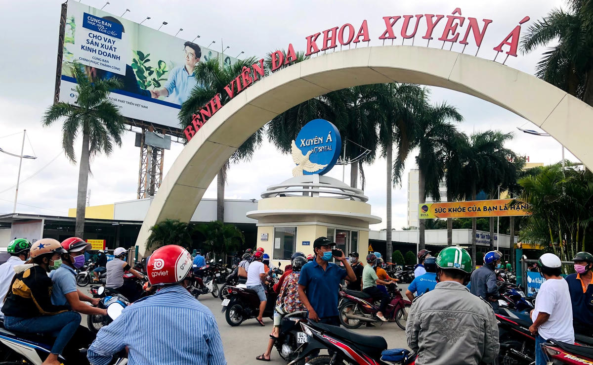 Cổng bệnh viện Xuyên Á sáng ngày 9/7, rất đông xe gắn máy, ô-tô đang đợi để được test nhanh.Hàng ngàn xe gắn máy ở bãi đậu xe bệnh viện. Tuy nhiên, một số người vừa tới cho biết nếu bây giờ (khoảng 8h30) lấy số thì chừng chiều mới tới lượt test nhanh. Hầu hết người có nhu cầu đi test nhanh là lấy giấy để có thể di chuyển tới các địa phương khác. Giá mỗi lần test là từ 300 ngàn đồng/người trở lên, tùy theo thời gian lấy kết quả.Dọc quốc lộ 22 ở cổng bệnh viện, khoảng hơn 100 phương tiện ôtô tải, xe chạy dịch vụ đưa đón, xe cá nhân.. đang đậu hàng dài vì tài xế đang đợi kết quả xét nghiệm.