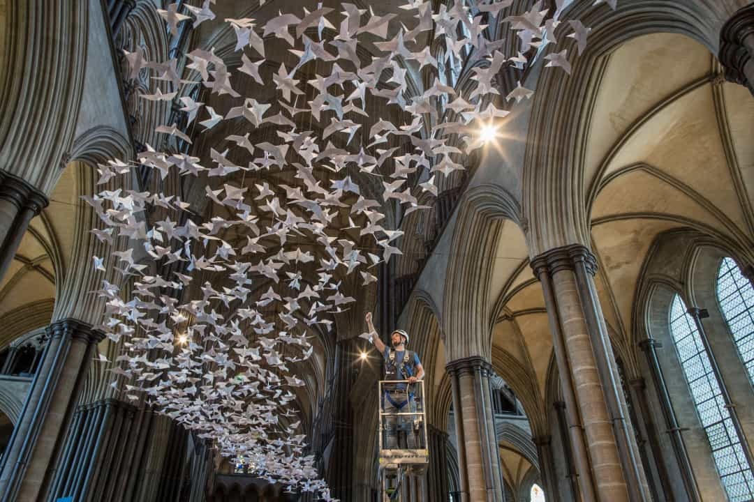 2.500 con chim bồ câu origami đã được dựng lên tại Nhà thờ Salisbury, Michael Pendry là người đứng sau sự sắp đặt công phu này.  