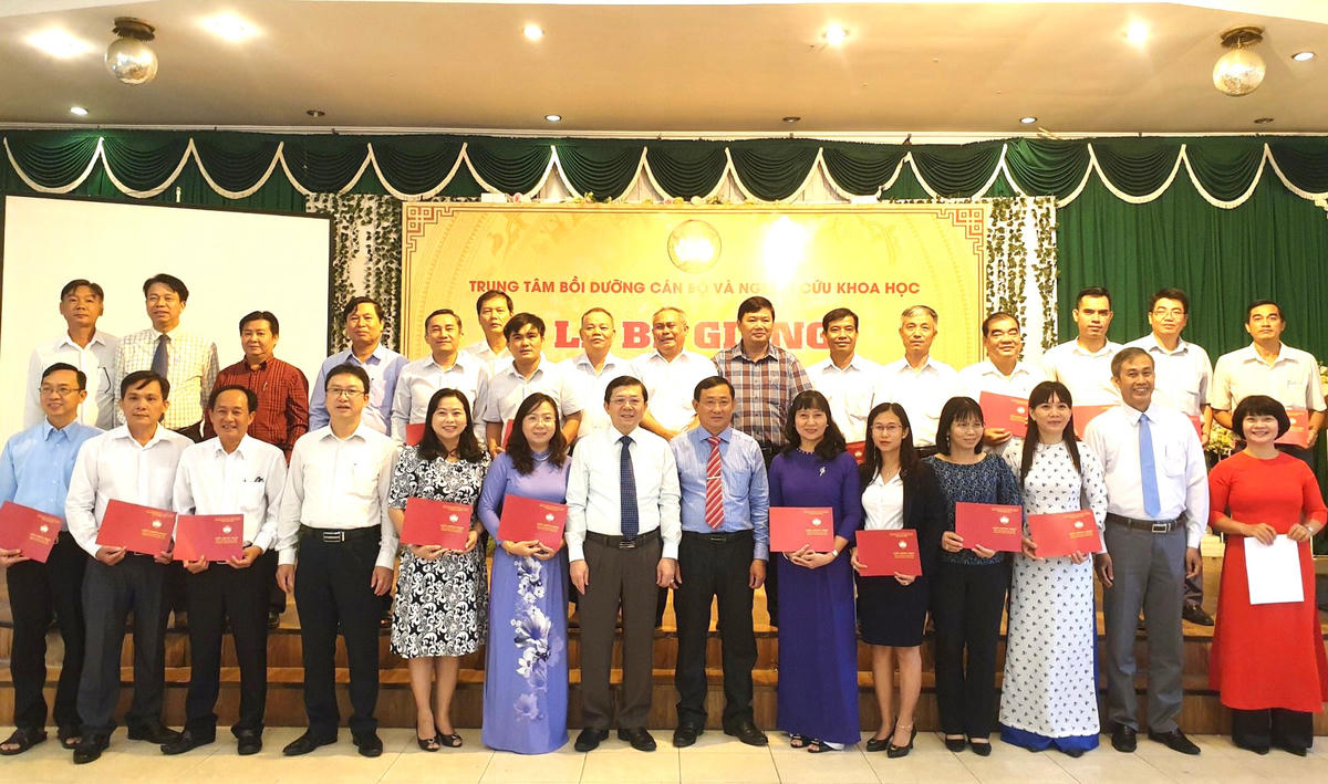 Phó Chủ tịch Nguyễn Hữu Dũng chụp ảnh lưu niệm với lãnh đạo Mặt trận An Giang và các học viên.