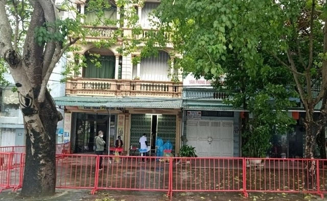 UBND TP Thanh Hóa tiến hành phong tỏa cụm dân cư phường Đông Thọ sau khi ghi nhận ca mắc Covid-19 có lịch sử tiếp xúc phức tạp.