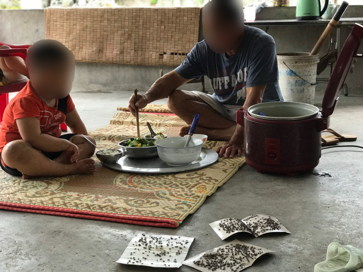 Người dân sống xung quanh khu vực chứa rác tạm đang phải sống trong cảnh “ăn, ngủ” với ruồi.