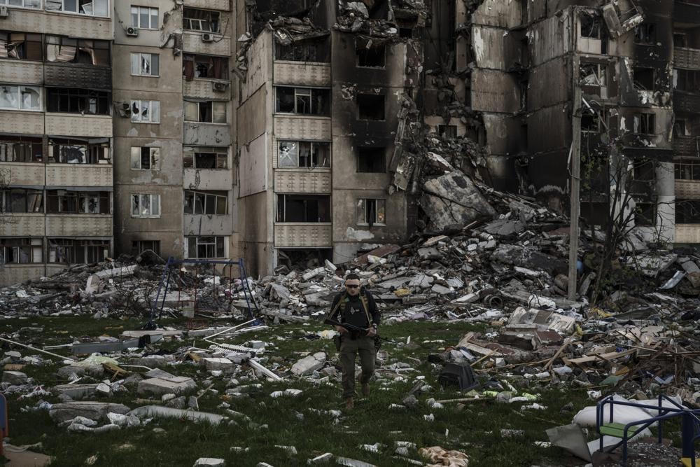 Quân nhân Ukraine gần chiến tuyến ở Kharkiv, Ukraine. Ảnh: AP.