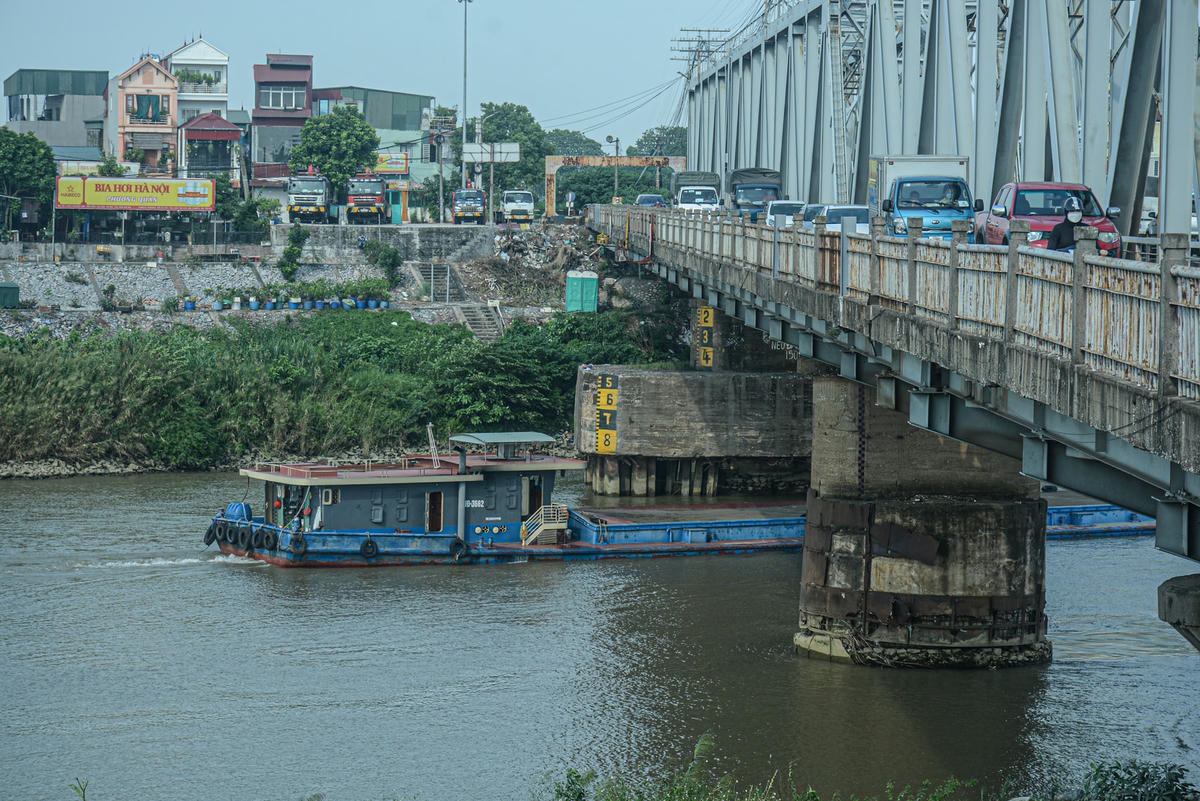 Trao đổi với PV, ông Thái Anh Tuấn, Phó Giám đốc Ban QLDA6 cho biết, trong cơ cấu tổng mức đầu tư dự án, chi phí bồi thường hỗ trợ giải phóng mặt bằng đã chiếm gần 50% (776,2 tỷ đồng). Công tác đền bù, giải phóng mặt bằng sẽ được tách thành tiểu dự án và giao cho UBND TP Hà Nội làm chủ đầu tư thực hiện. ”Để triển khai dự án này, các vấn đề về kỹ thuật hoàn toàn xử lý được nhưng khó khăn nhất sẽ là công tác đền bù giải phóng mặt bằng. Chúng tôi kiến nghị, sau khi dự án được phê duyệt chủ trương đầu tư và triển khai các bước tiếp theo, chính quyền và các cơ quan liên quan của TP Hà Nội sớm vào cuộc hỗ trợ đẩy nhanh công tác đền bù, giải phóng mặt bằng phục vụ thi công dự án”.
