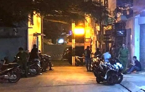 Lực lượng chức năng khám nghiệm hiện trường vụ án. Ảnh: Tri thức trực tuyến