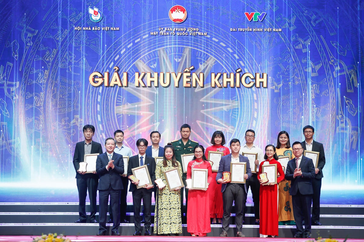 Chủ tịch Trung ương Hội Nông dân Việt Nam Lương Quốc Đoàn và Tổng biên tập Báo Nhân dân Lê Quốc Minh cùng các tác giả đoạt giải Khuyến khích.