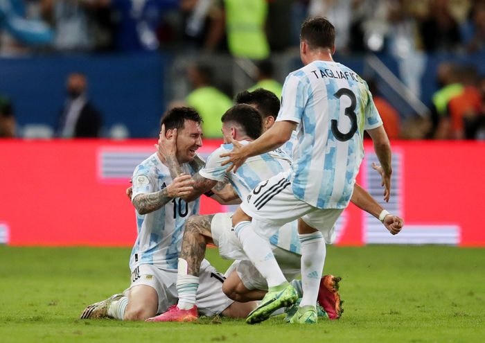 Giọt nước mắt của Messi khi chia sẻ niềm vui chiến thắng cùng đồng đội. Ảnh: Reuters.