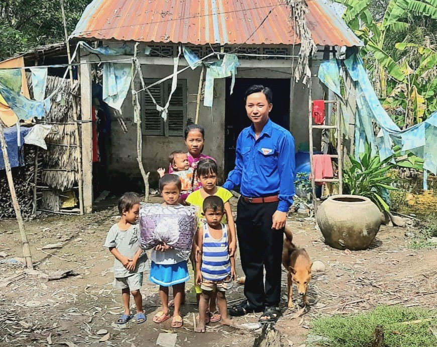 Anh Lê Thanh Tổng luôn quan tâm đến các hoàn cảnh khó khăn trên địa bàn.