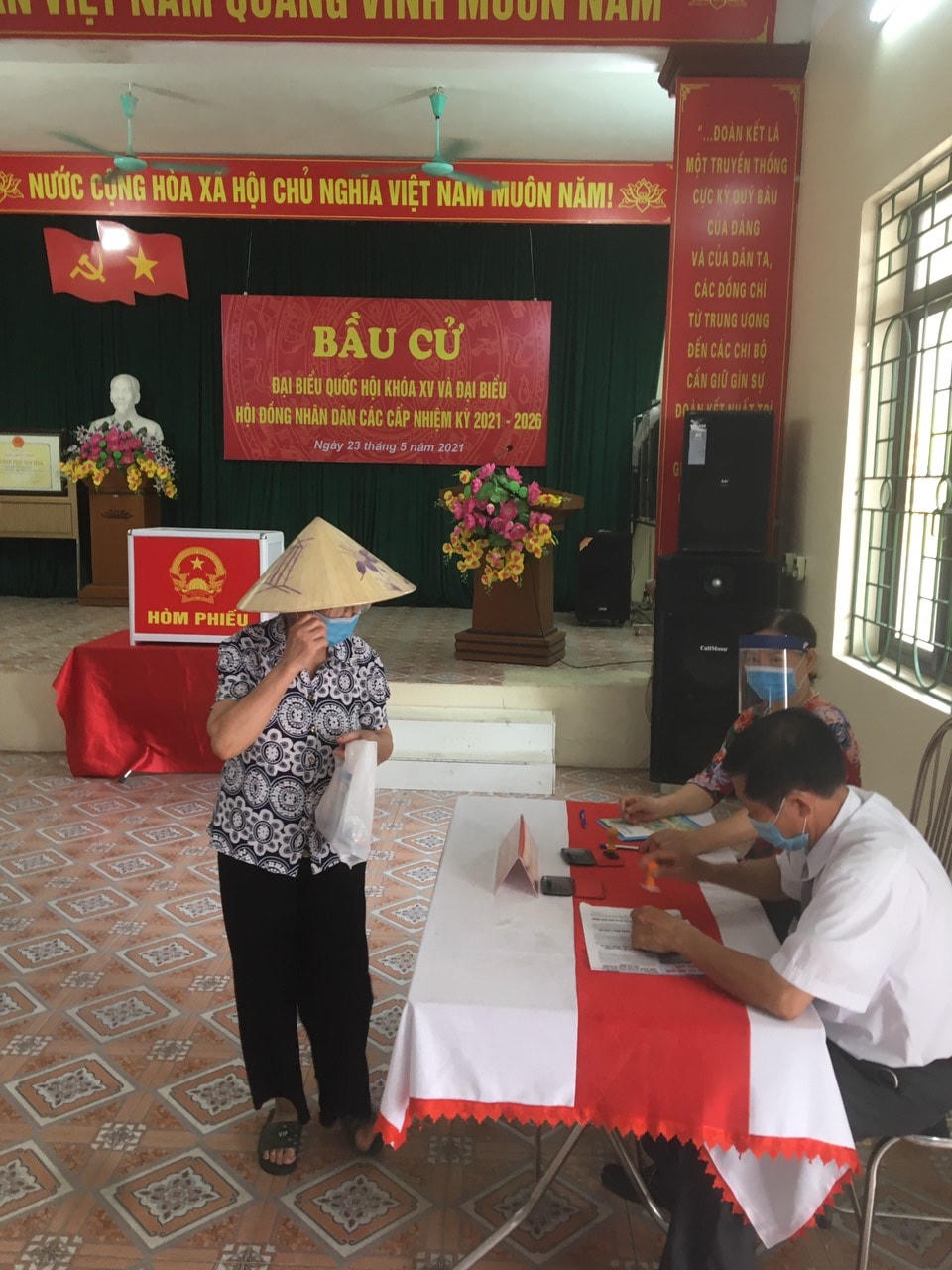 [ẢNH] Hưng Yên: Cử tri khu vực đang giãn cách XH đi bỏ phiếu bầu cử 