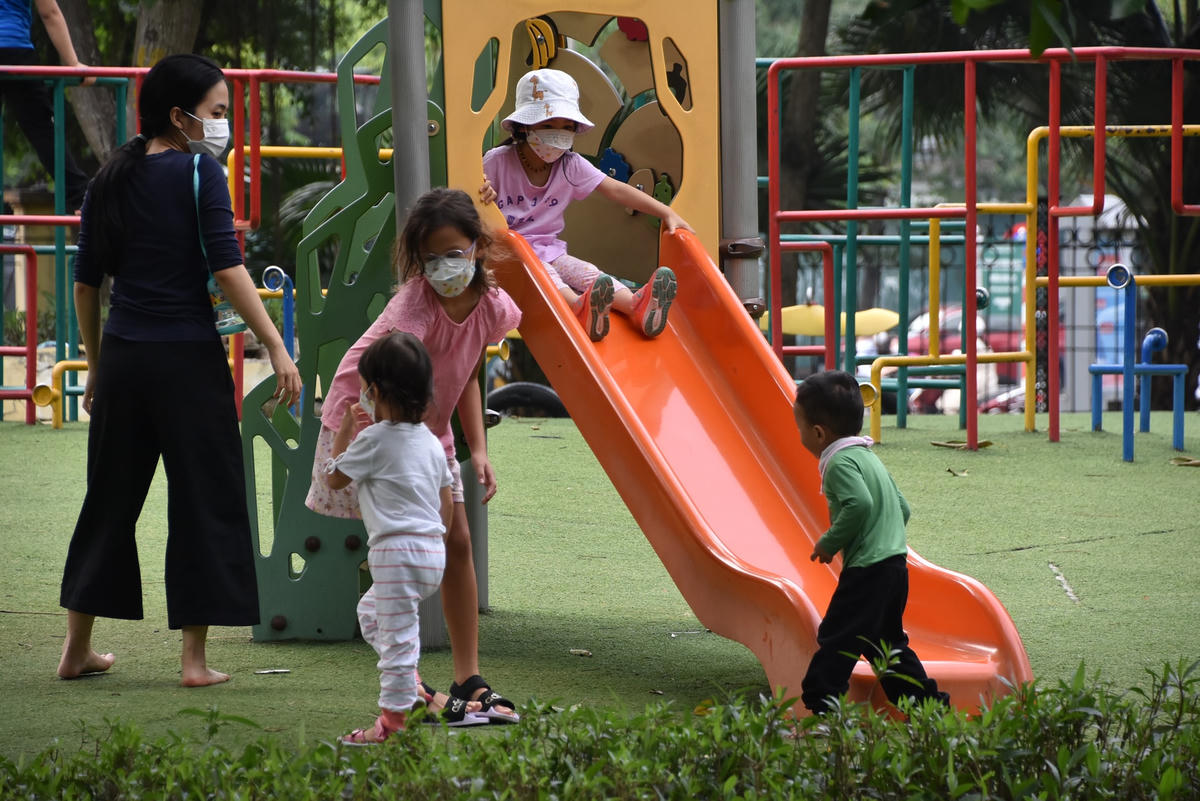 Rất đông trẻ em đến công viên vào mỗi buổi chiều.