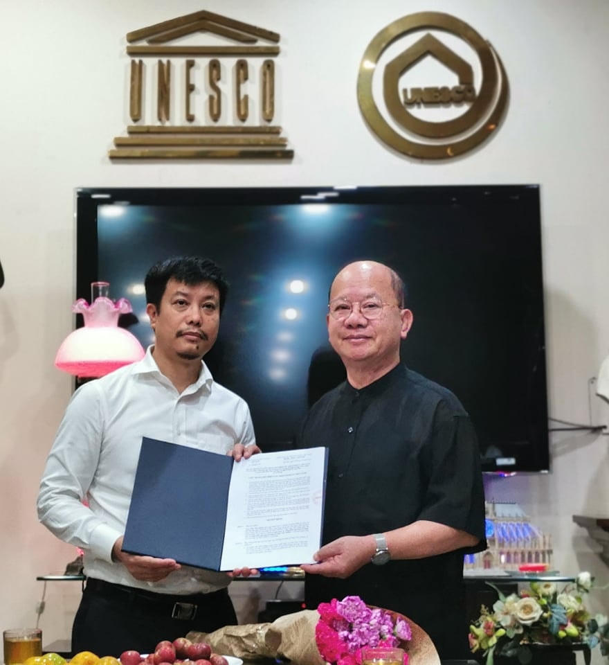 Ông Nguyễn Xuân Thắng trao quyết định bổ nhiệm cho ông Trần Văn Mạnh.