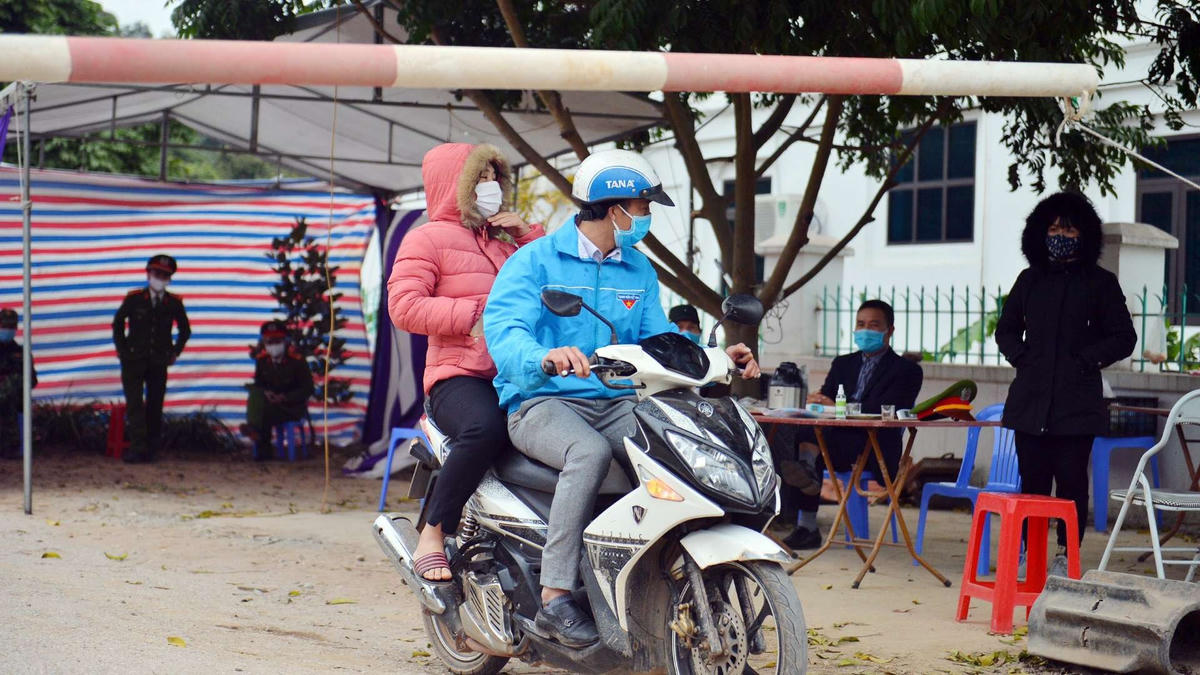 Toàn bộ người dân di chuyển qua các trạm kiểm soát đều được xịt dung dịch khử khuẩn và yêu cầu đeo khẩu trang y tế, hạn chế đi lại nếu không cần thiết. Ảnh: Nguyễn Hoàn.