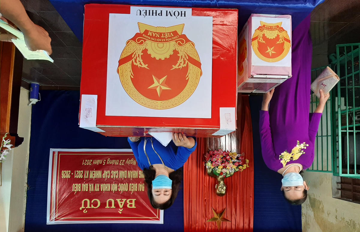 Cử tri hào hứng đi bầu cử.
