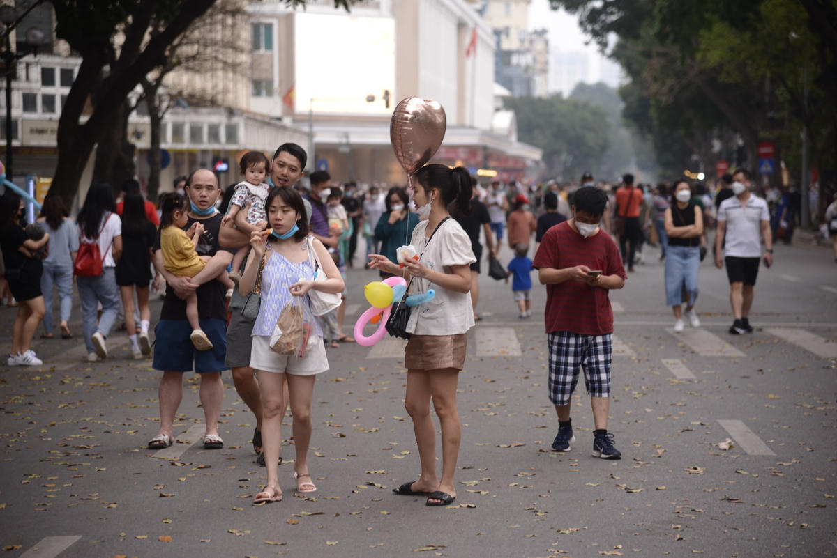 So với ngày đầu mở cửa, số lượng người tham gia phố đi bộ đã tăng lên đáng kể trong dịp cuối tuần.