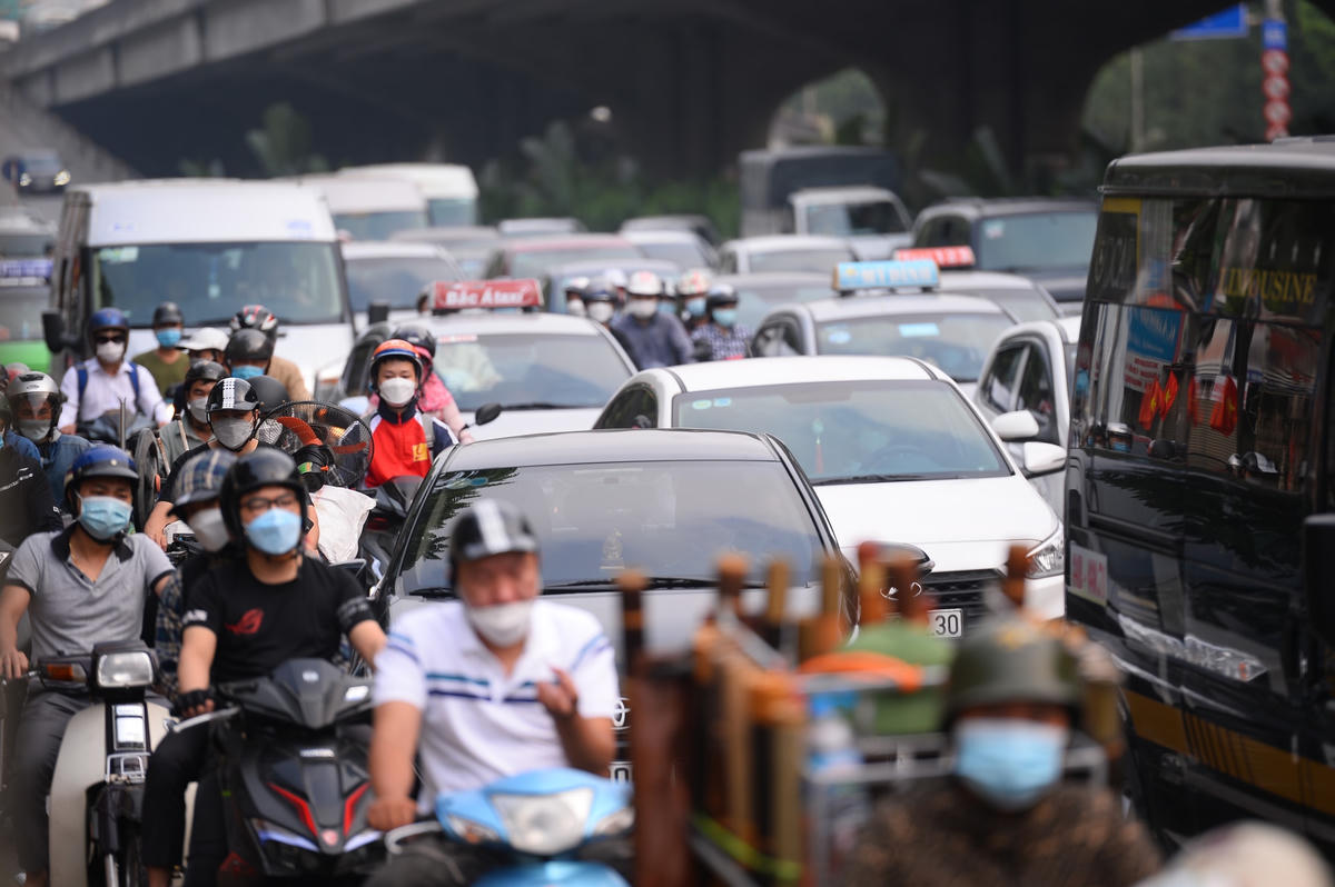 Đường Nguyễn Xiển hướng đi Pháp Vân – Cầu giẽ giao thông đông đúc, các phương tiện di chuyển qua đây rất chật vật.