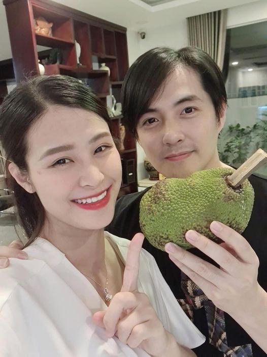 Đông Nhi – Ông Cao Thắng vui vẻ khoe mít nhà trồng. Đông Nhi nhắn nhủ con gái: “Mít nhà trồng từ khi ba mẹ còn yêu nhau......đợi sau này con gái lớn lên ba mẹ sẽ trao cho con tài sản to bự này của ba mẹ nhé”.