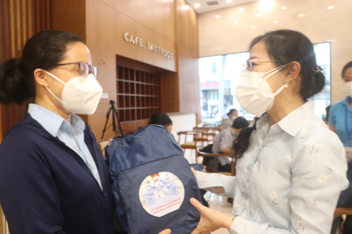Bà Phan Kiều Thanh Hương trao tặng cho các tình nguyện viên vật dụng thiết yếu.