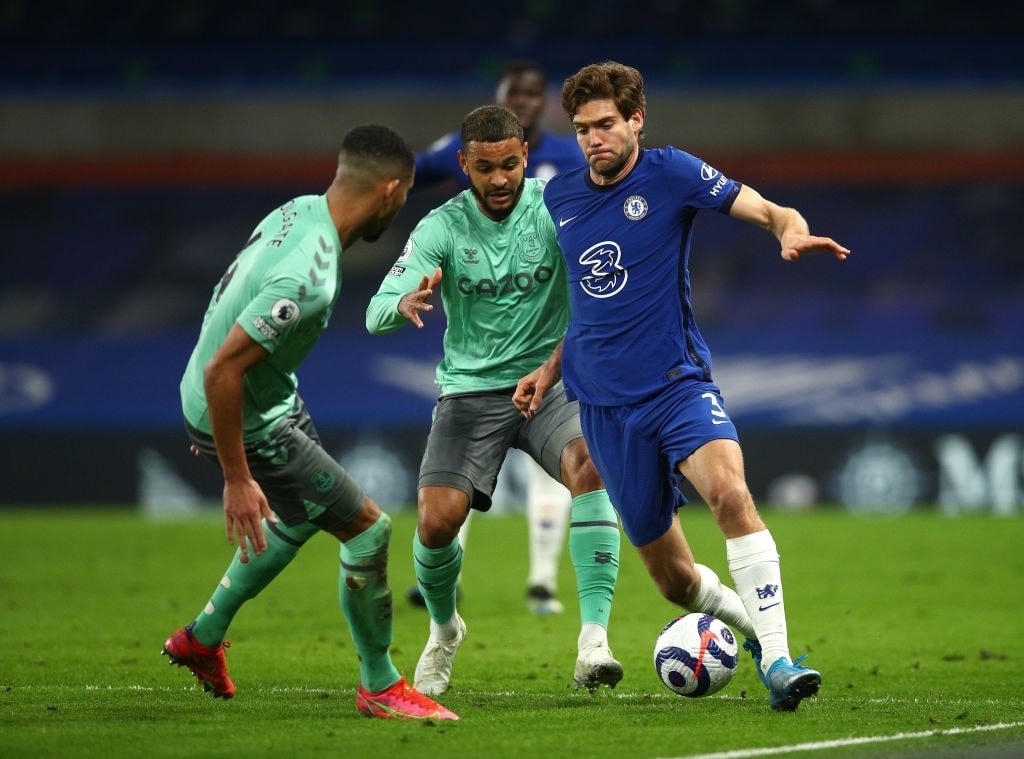 Alonso đi bóng trong vòng vây của các cầu thủ Everton.