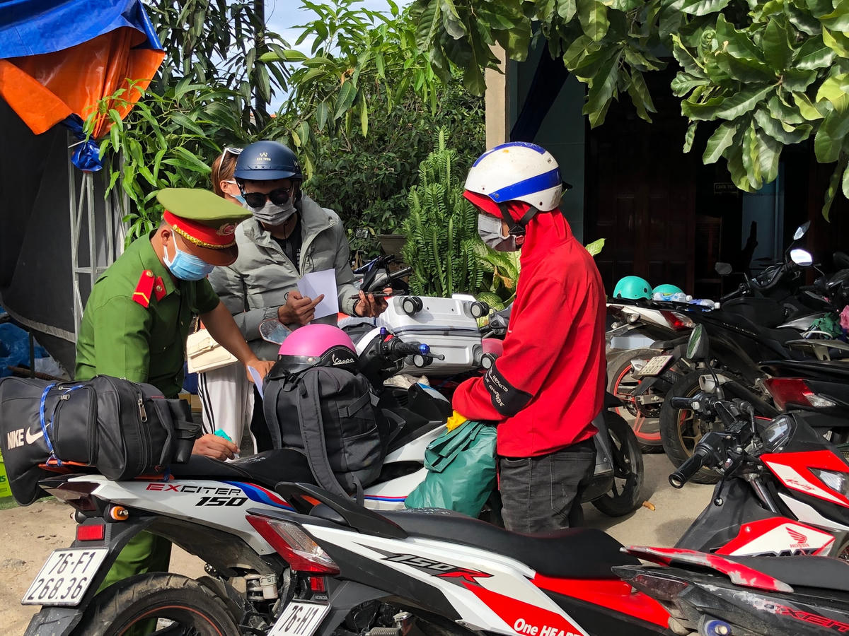 Người dân Quảng Ngãi ở miền Nam về quê bằng xe máy.