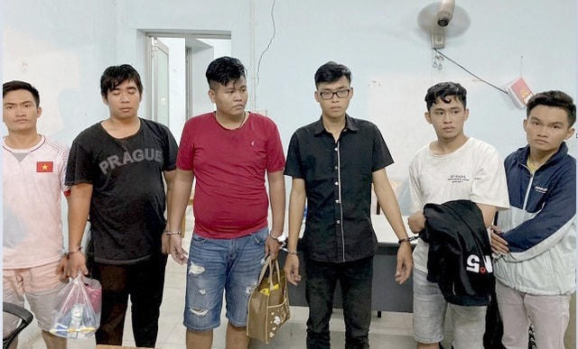 Đối tượng Trần Minh Vương (thứ 3 từ trái qua) cầm đầu băng cướp giả danh công an.